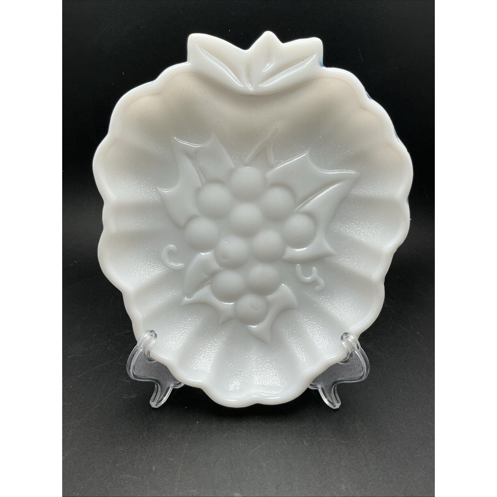 Vtg Hazel-Atlas Glass Co, Opaque Platonite Milk Glass 7"‎ Grape Dishes, Set of 4